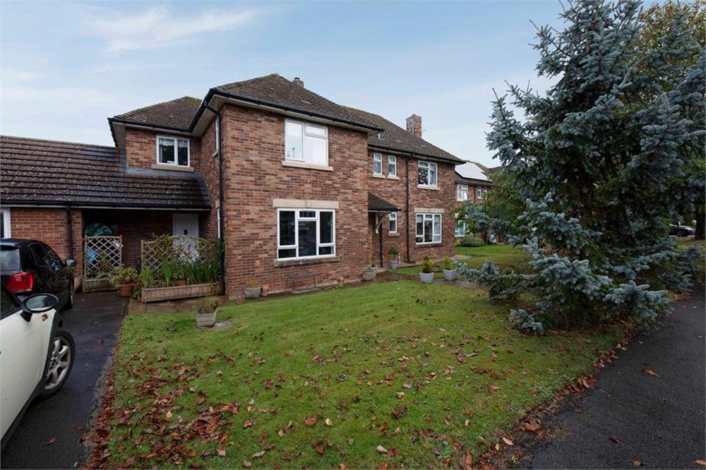Near Chester, Hawarden 外观 照片